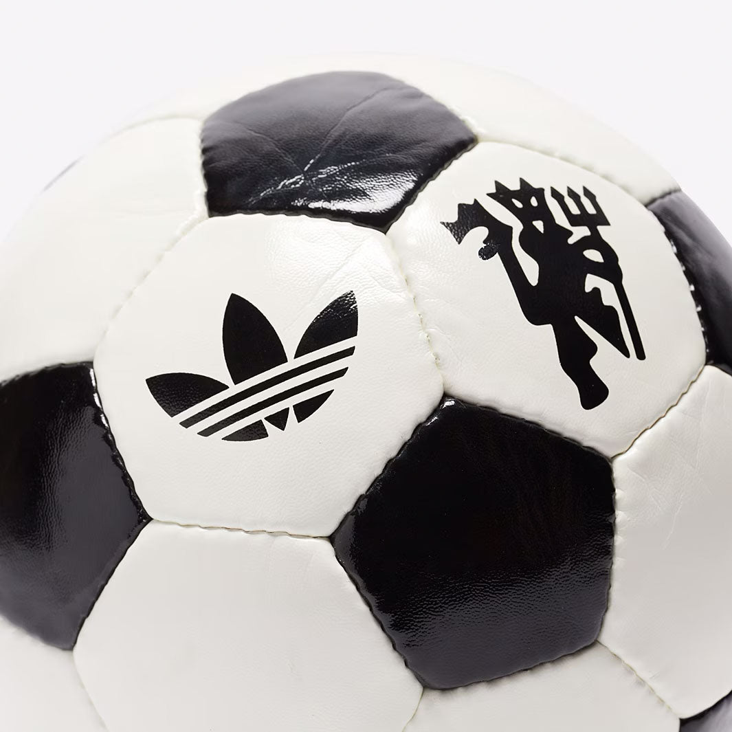 adidas Originals Manchester United Club Football 03