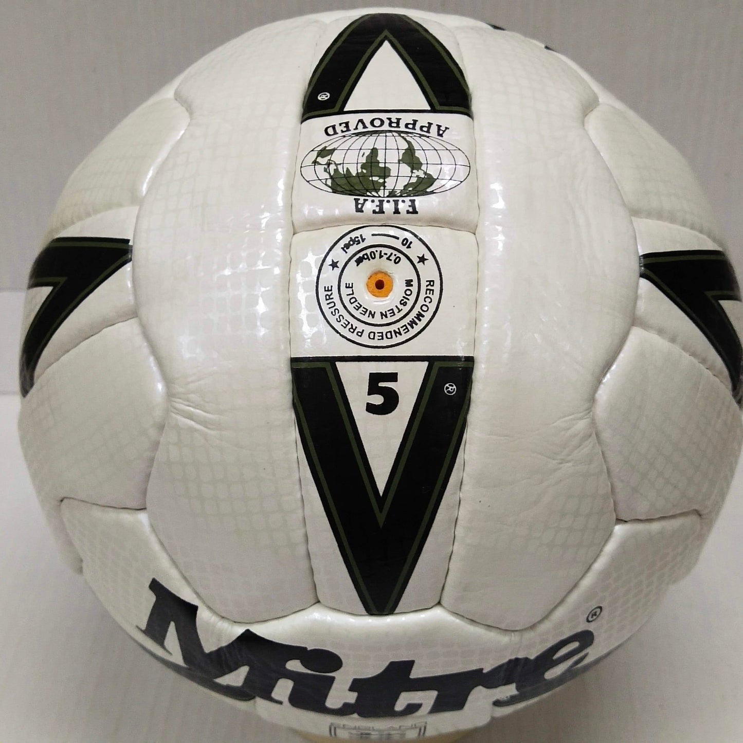 Mitre | Delta League 25 | 1995 | The Football Association | Size 5 02