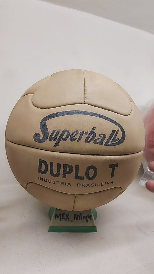 <p>Mitre Ultimax Solar était le ballon de match de la FA Premiere League dans les années 90.</p>